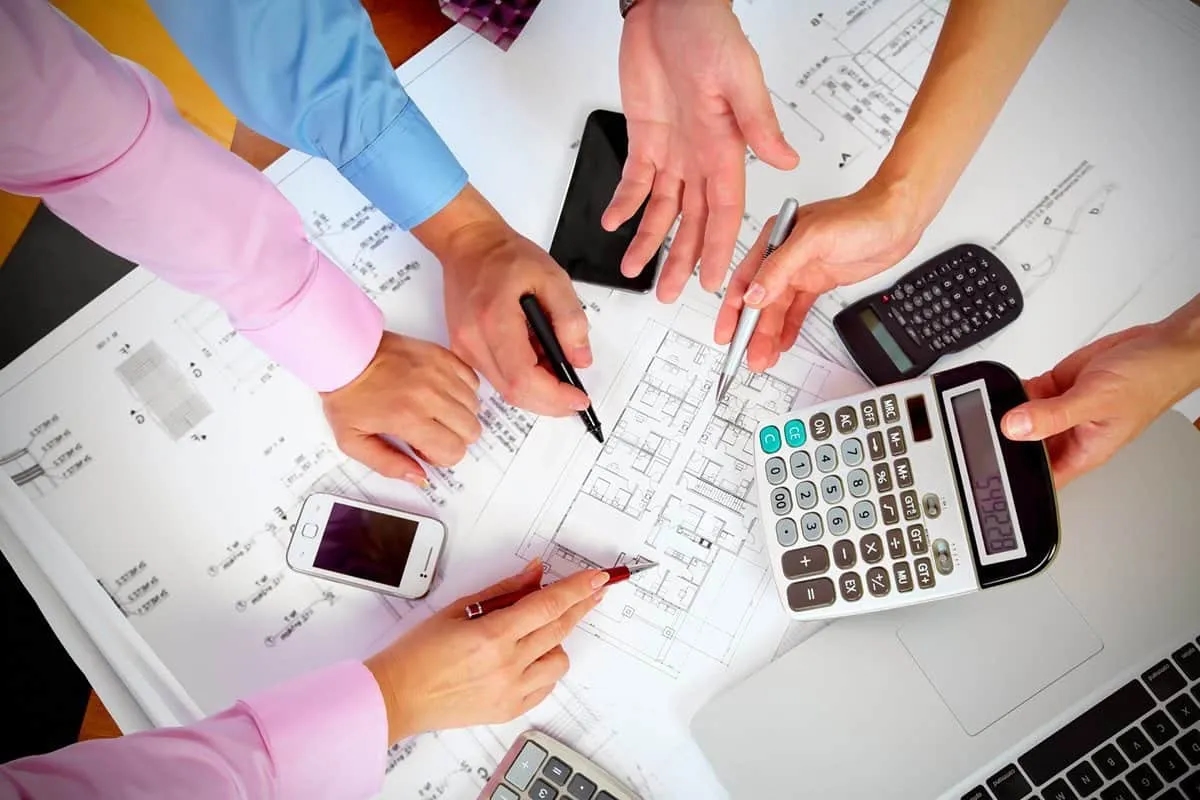 Ile kosztuje budowa domu metodą gospodarczą i jak zaoszczędzić?