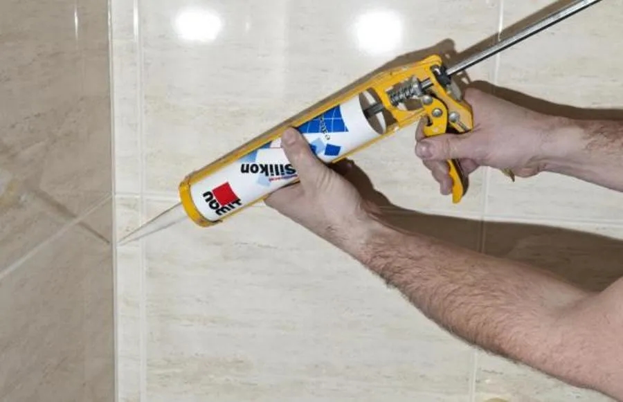 Czym odtłuścić kafelki przed silikonowaniem, aby uniknąć problemów?