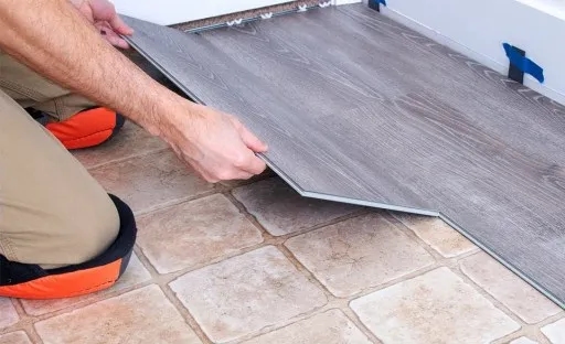 Jak położyć panele winylowe na kafelki bez zbędnych kosztów