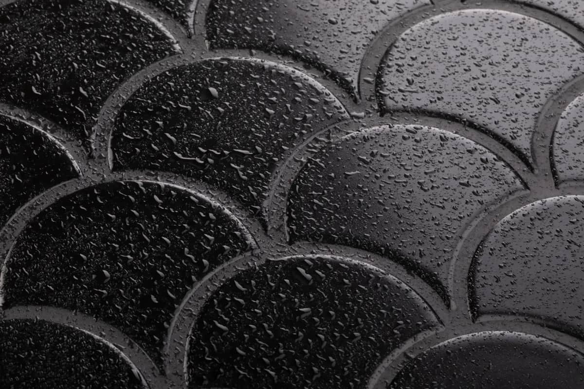 Czym myć kafelki podłogowe, aby uniknąć smug i zniszczeń?