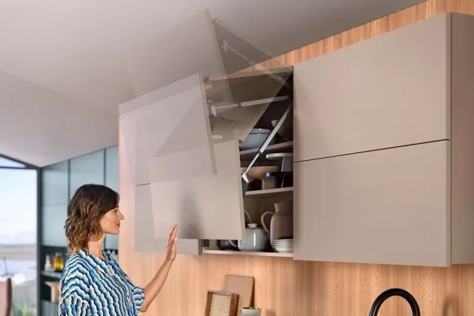 Szafki kuchenne otwierane do góry czy na bok – co wybrać?