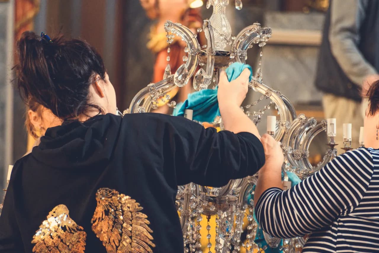 Skuteczne metody czyszczenia żyrandola z mosiądzu, które działają