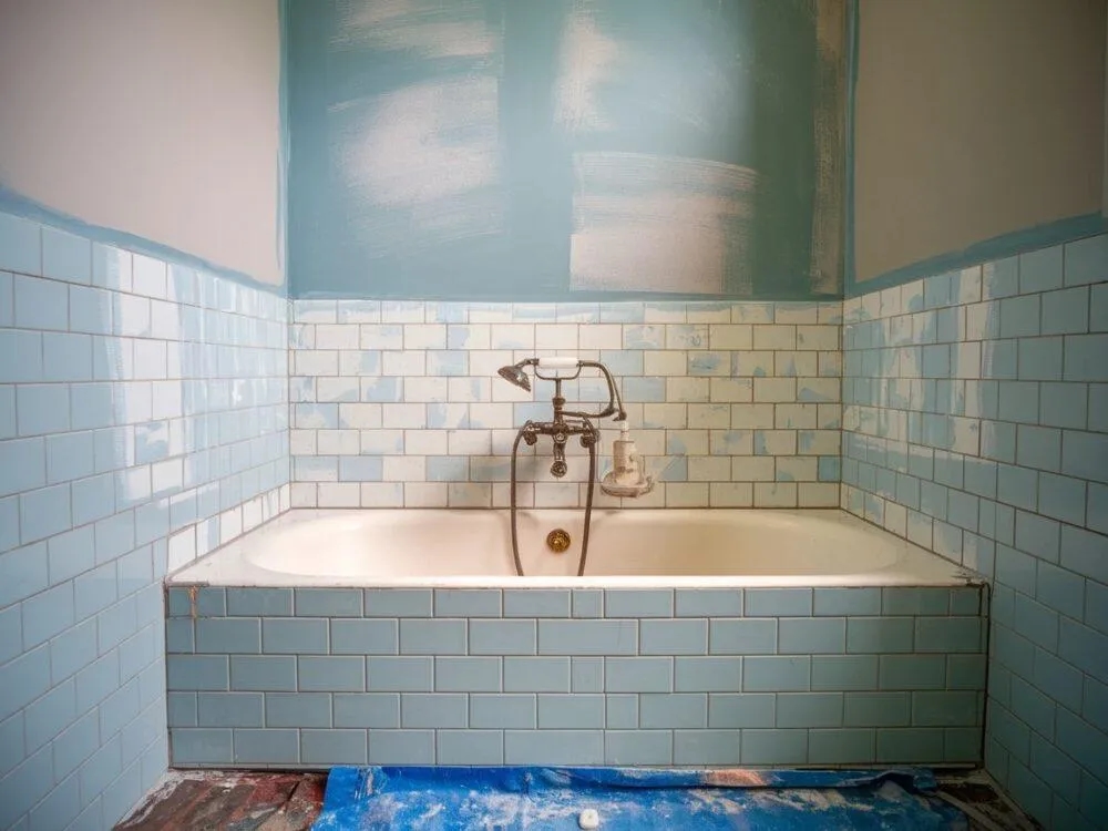 Skuteczne sposoby na to, czym zmyć farbę z kafelek bez uszkodzeń