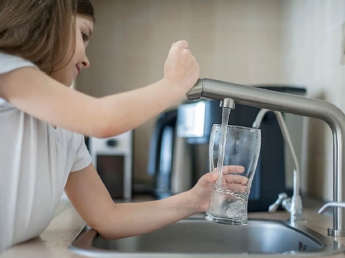 Jak sprawdzić czy woda z kranu nadaje się do picia i uniknąć zagrożeń