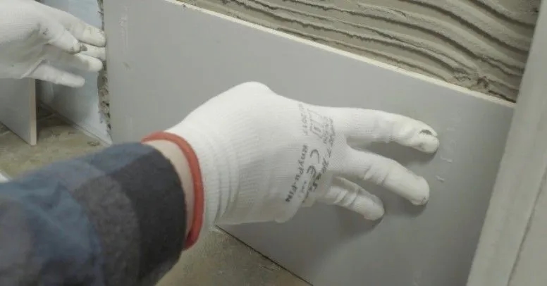 Czy można kłaść kafelki na kafelki? Sprawdź, co musisz wiedzieć