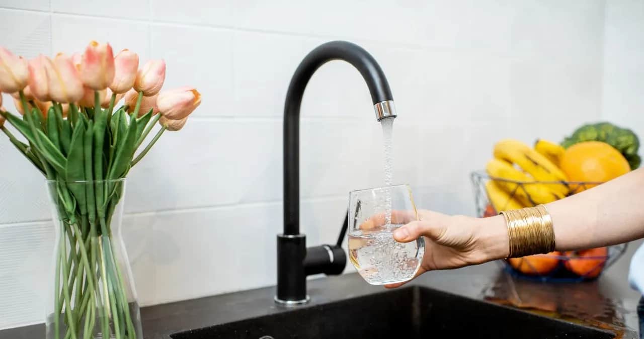 Czy warto filtrować wodę z kranu? Poznaj zalety i wady tej decyzji