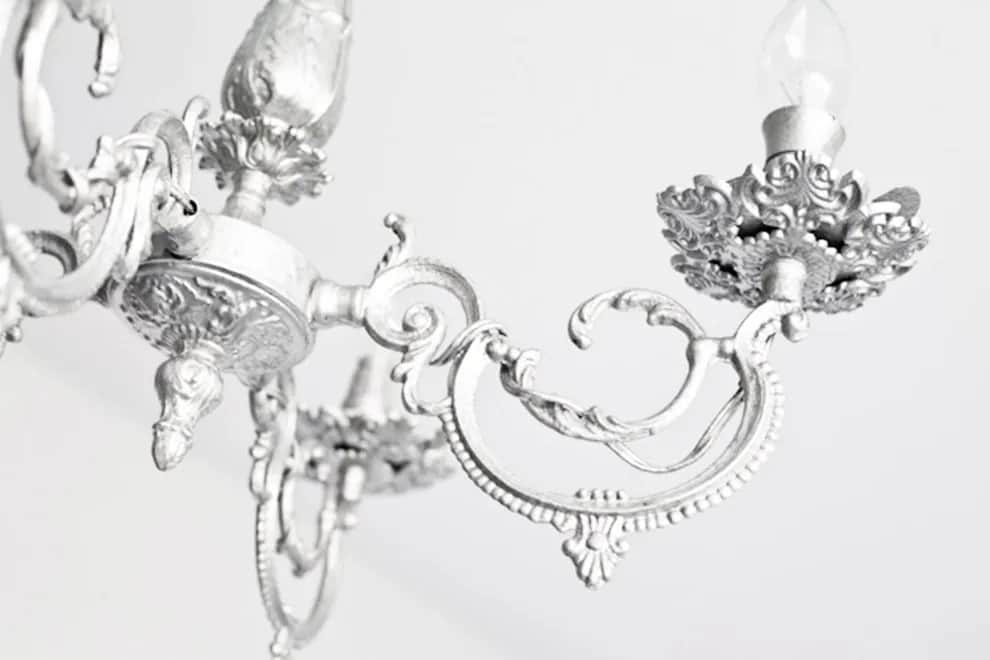 Jak przerobić stary żyrandol na nowoczesny element dekoracyjny