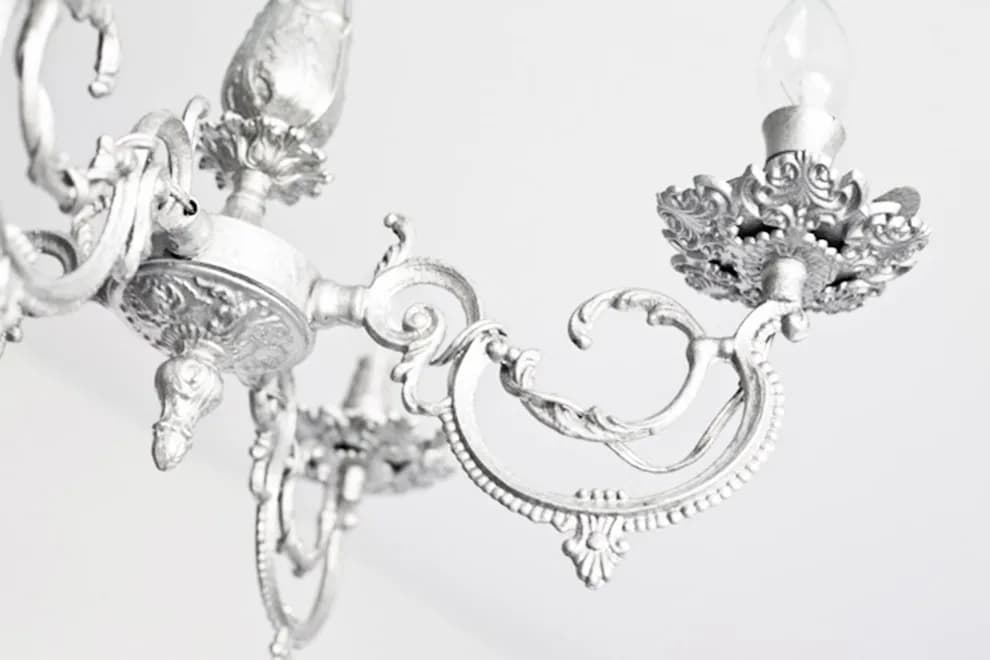 Jak przerobić stary żyrandol na nowoczesny element dekoracyjny