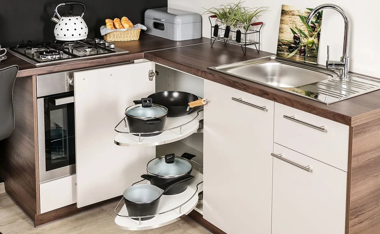 Jak dobrze zagospodarować szafki w kuchni, by zyskać więcej miejsca
