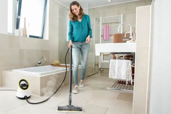 Jak wyczyścić kafelki pod prysznicem i przywrócić im blask?