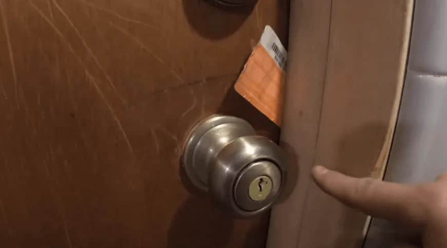 Jak otworzyć zamek bez klucza w szafce - skuteczne metody i porady
