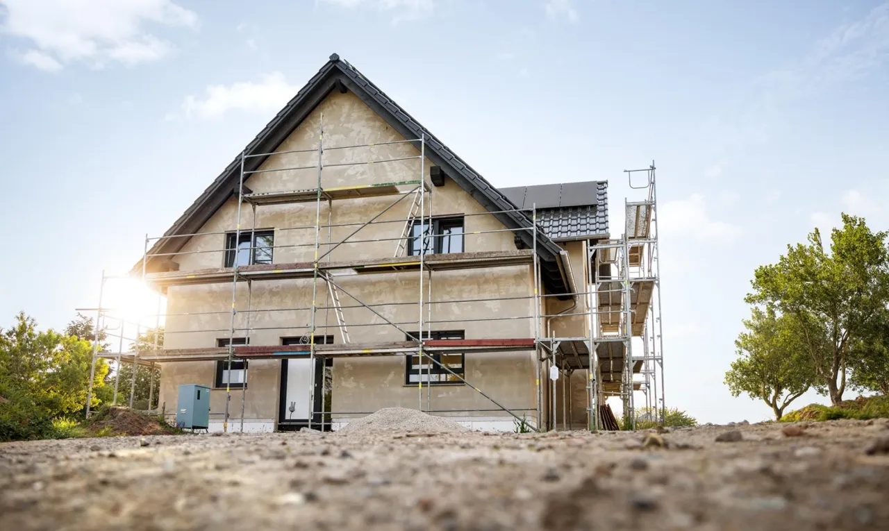 Ile kosztuje budowa domu w stanie surowym robocizna – uniknij wysokich wydatków