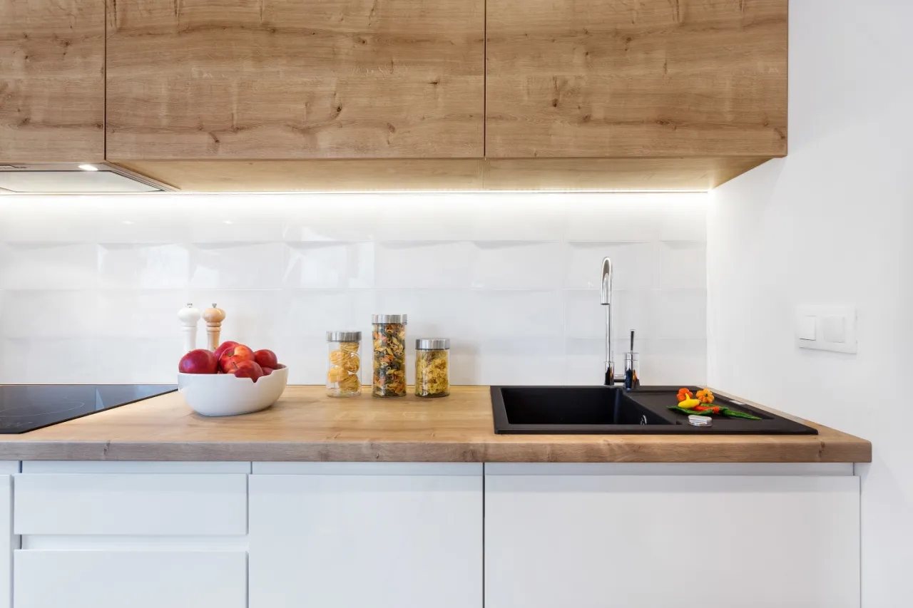 Czym wypełnić przestrzeń między szafkami kuchennymi, by zyskać styl i funkcjonalność?