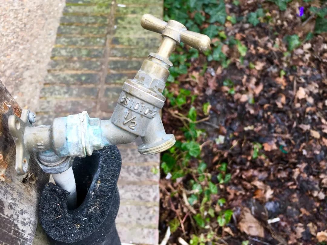 Jak zabezpieczyć kran na zewnątrz przed mrozem i uniknąć kosztów napraw