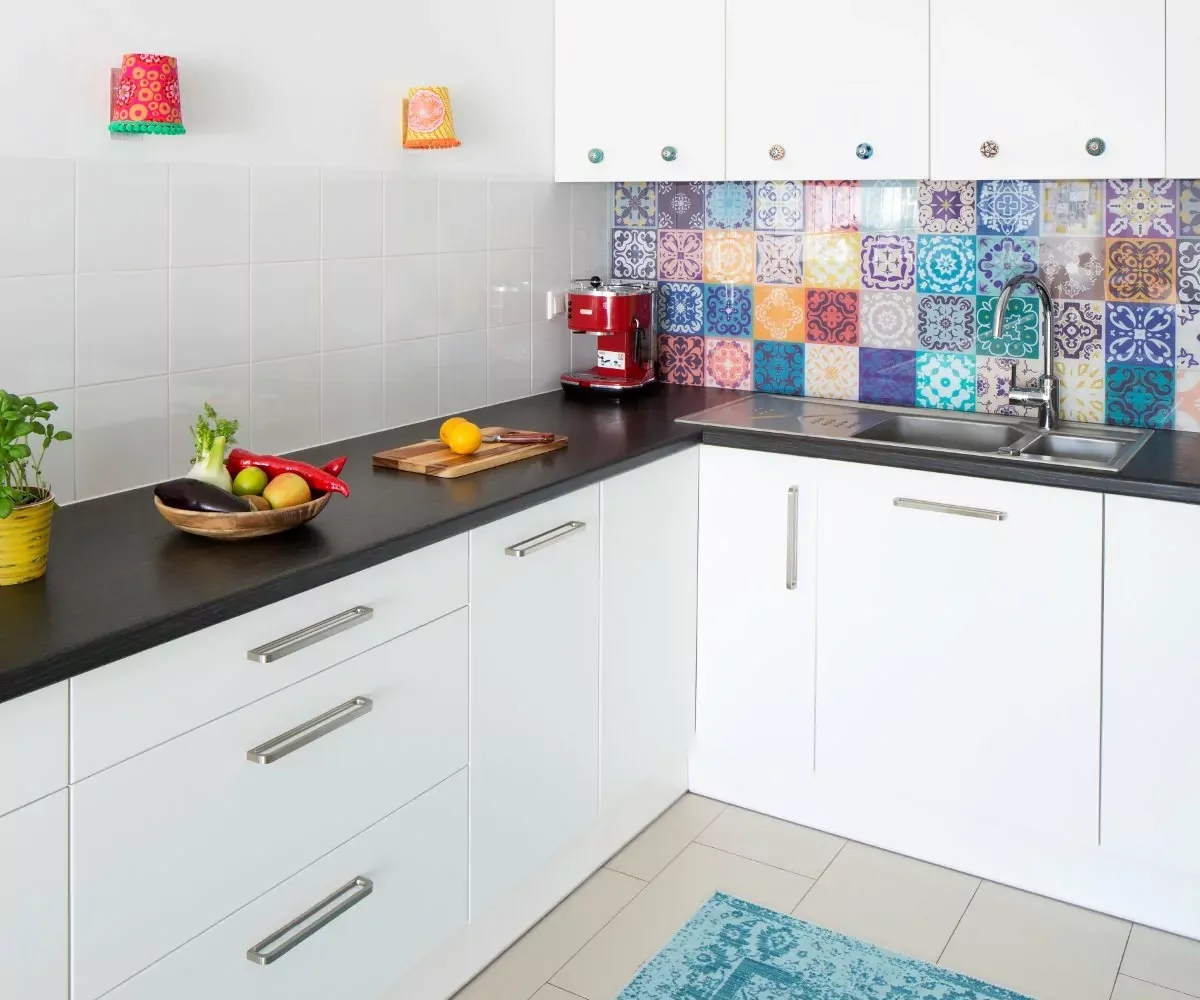 Jak odnowić kafelki w kuchni tanio i skutecznie bez remontu