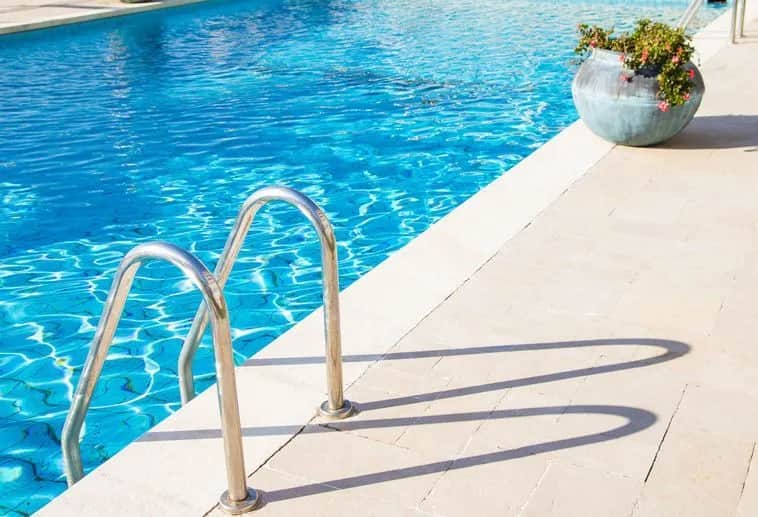 Ile kosztuje budowa basenu w domu? Zaskakujące wydatki i ukryte koszty