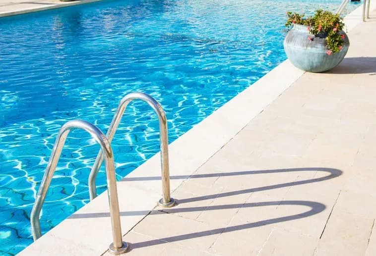 Ile kosztuje budowa basenu w domu? Zaskakujące wydatki i ukryte koszty