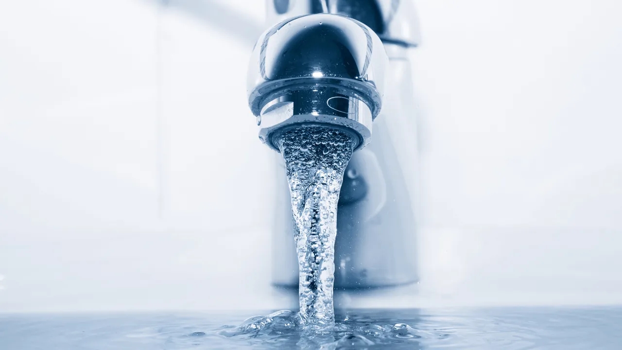 Czy woda z kranu ma minerały? Odkryj, co naprawdę zawiera