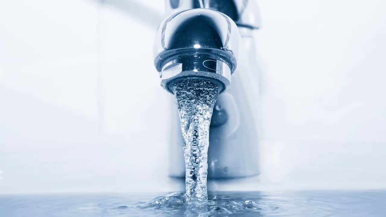 Czy woda z kranu ma minerały? Odkryj, co naprawdę zawiera