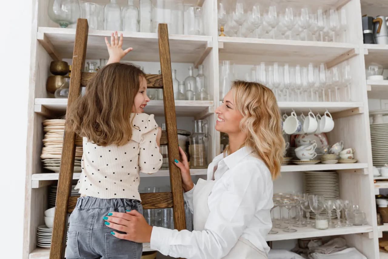 Pomysły na to, co postawić na górnych szafkach w kuchni dla stylu i funkcji