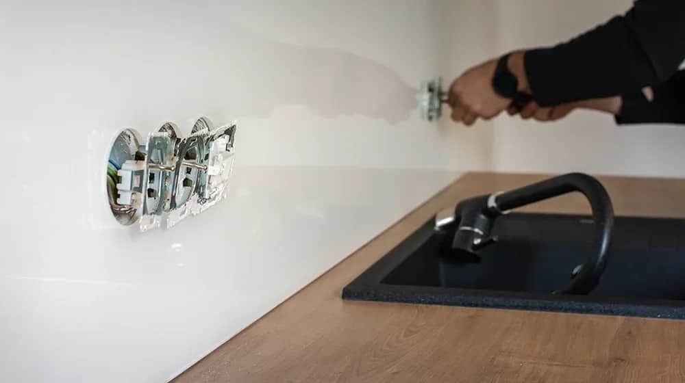 Jak montować gniazdka w kuchni, aby uniknąć kosztownych błędów