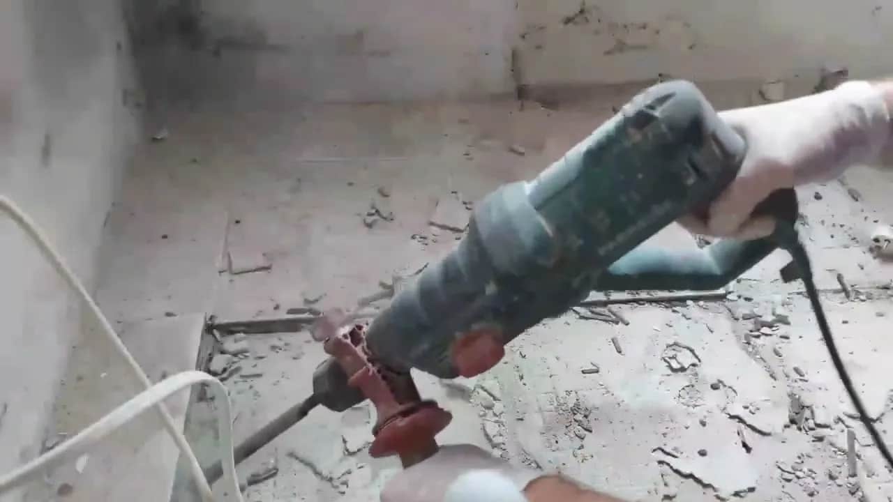 Jak skuc kafelki bez uszkodzeń - skuteczne metody i porady