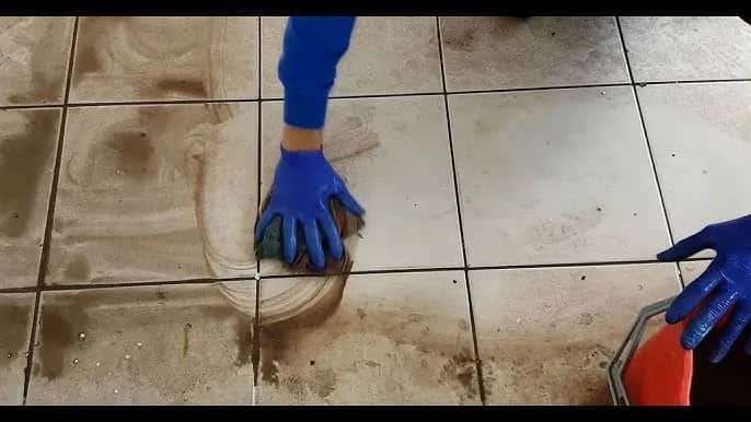 Skuteczne sposoby na to, czym wyczyścić fugi w kafelkach