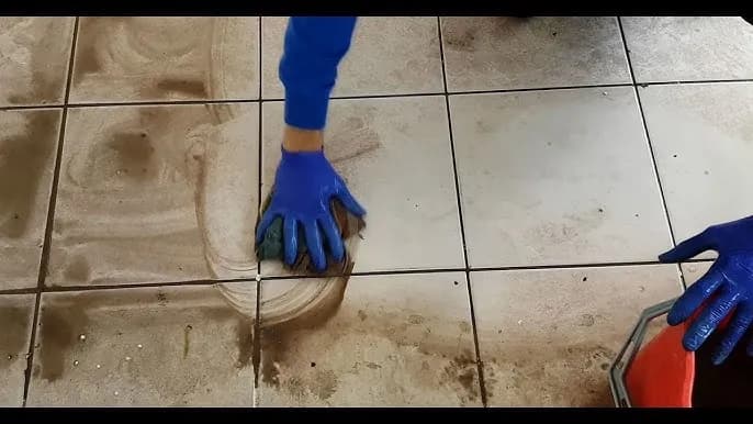 Skuteczne sposoby na to, czym wyczyścić fugi w kafelkach