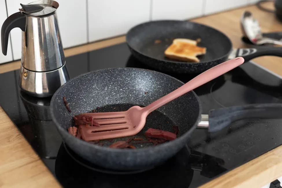 Kuchnia indukcyjna ile prądu? Sprawdź, jak obniżyć koszty energii