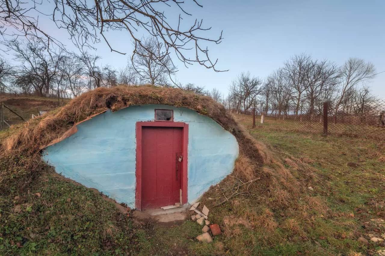 Ile kosztuje budowa ziemianki? Sprawdź ukryte wydatki i ceny