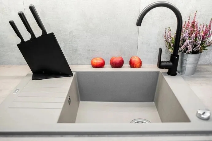 Z czego zlew do kuchni? Sprawdź, który materiał jest najlepszy dla Ciebie