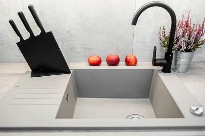 Z czego zlew do kuchni? Sprawdź, który materiał jest najlepszy dla Ciebie