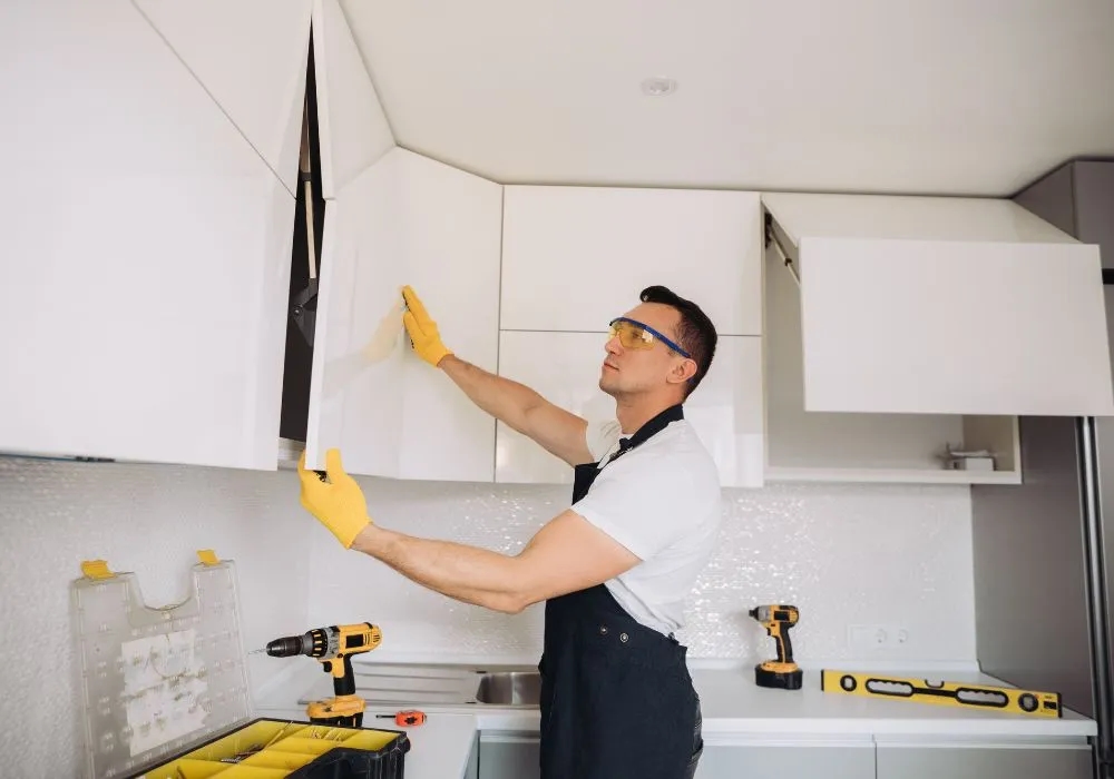 Jak powiesić szafkę na listwie - uniknij najczęstszych błędów montażu