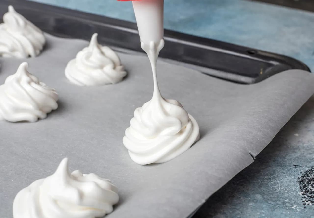 Jak ubić pianę bez miksera i trzepaczki - proste triki i porady