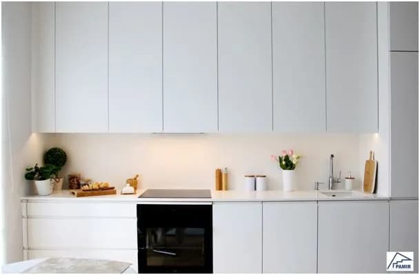 Biała kuchnia: Jaki blat wybrać? Poradnik i inspiracje