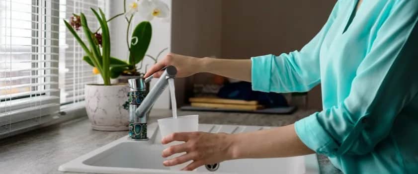 Woda z kranu czy z butelki: co jest lepsze dla zdrowia i portfela?