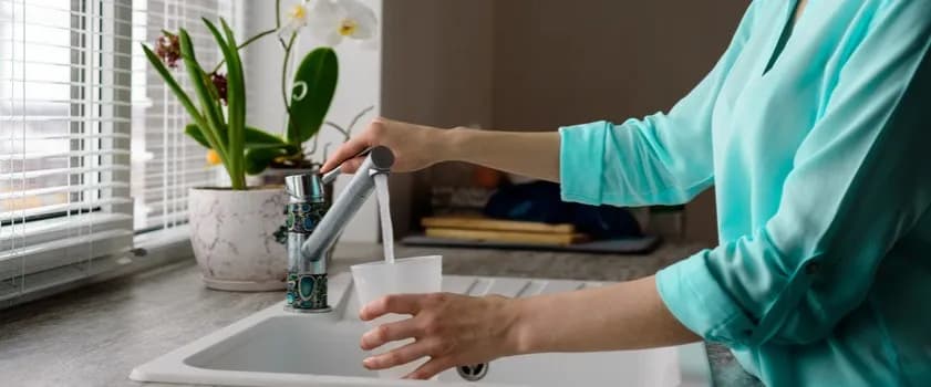 Woda z kranu czy z butelki: co jest lepsze dla zdrowia i portfela?