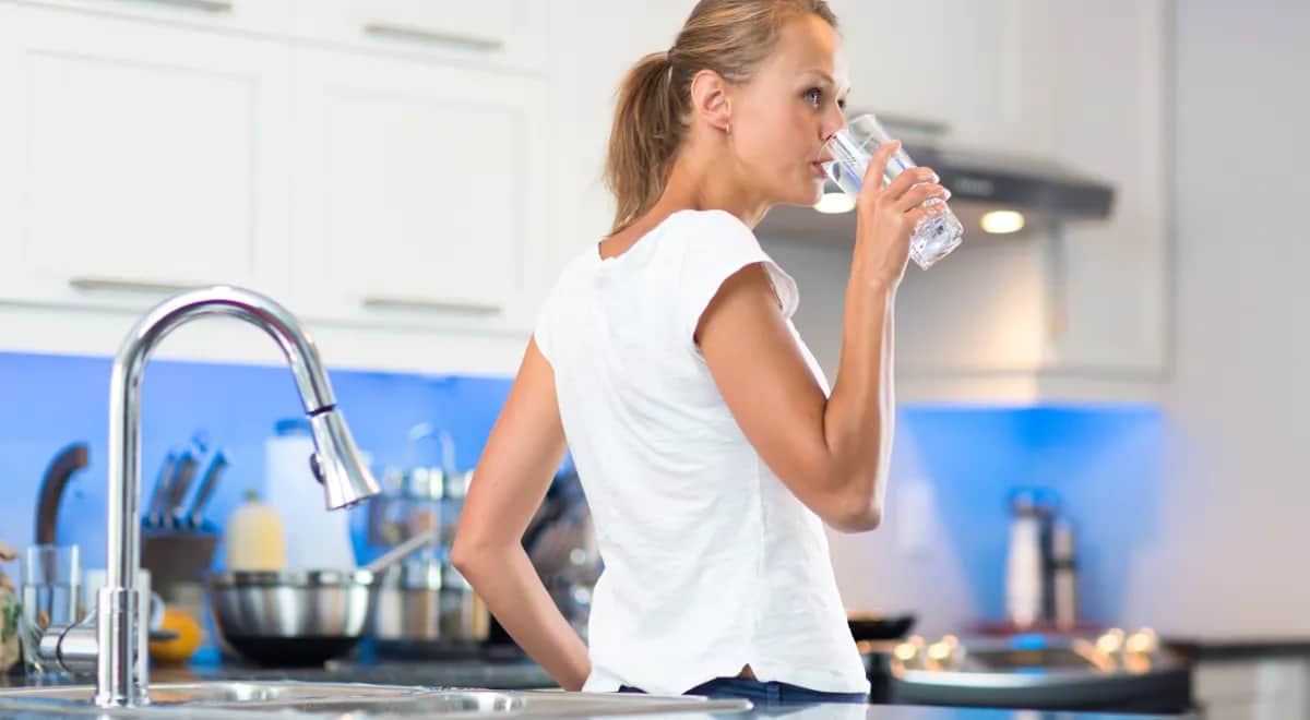 Dlaczego woda z kranu jest biała i czy jest to niebezpieczne?