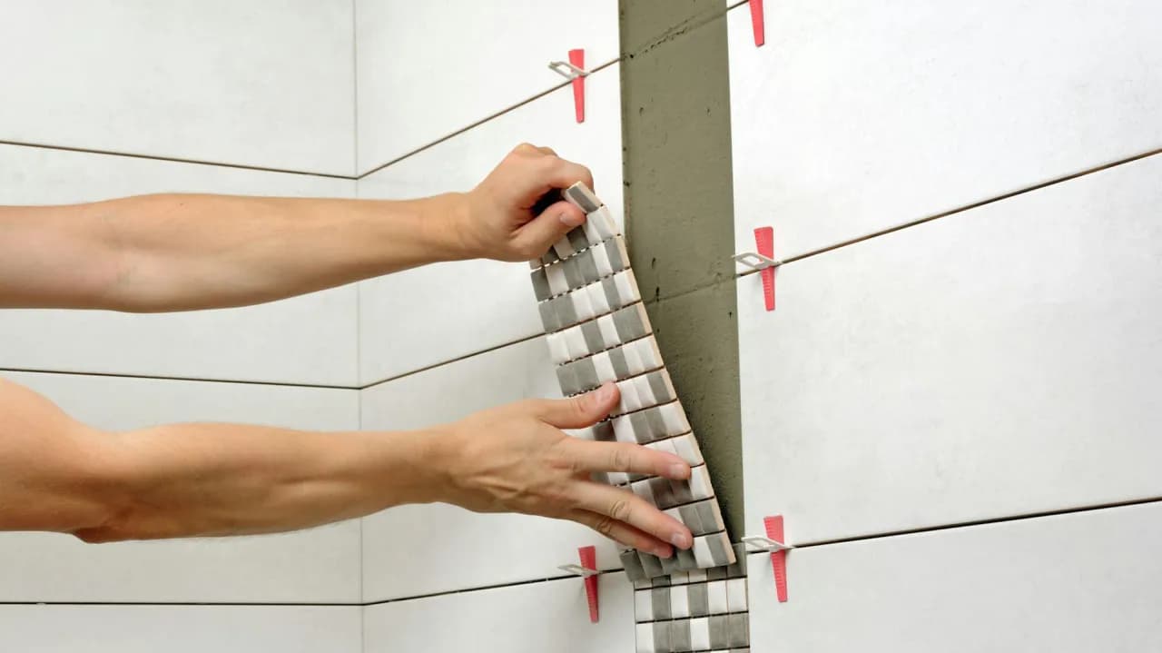 Jak kłaść kafelki na ścianie - unikaj najczęstszych błędów i zyskaj efekt