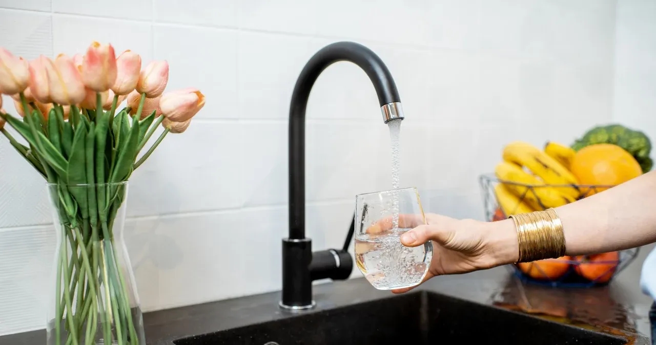 Czy filtrować wodę z kranu? Odkryj zalety i wady filtracji wody