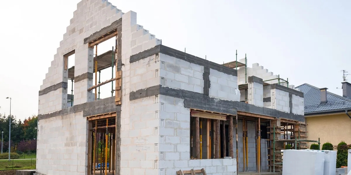 Ile kosztuje budowa 100 metrowego domu? Poznaj ukryte wydatki!