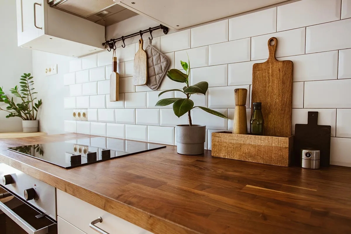 Co zamiast kafelek w kuchni? Odkryj nowoczesne i praktyczne alternatywy