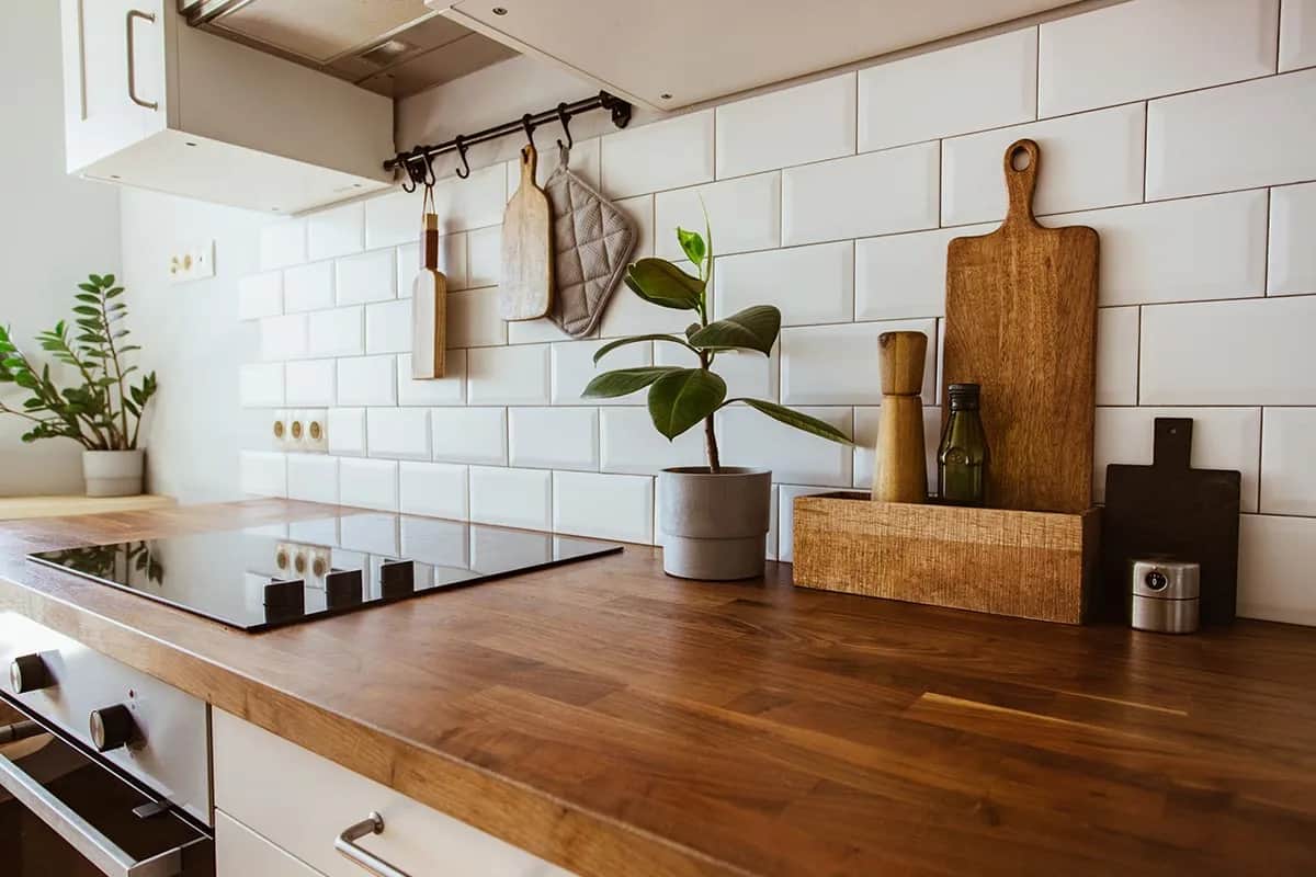 Co zamiast kafelek w kuchni? Odkryj nowoczesne i praktyczne alternatywy